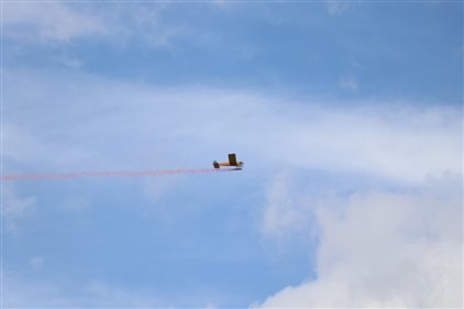 K:\航空学会\全国科普组织奖\靶机拉烟2.jpg