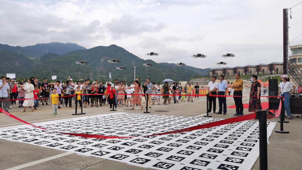 D:\航空学会科普案例\2020年全国科普日活动\2020年科普日活动\无人机编队飞行.jpg无人机编队飞行